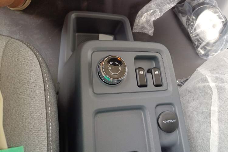 Used Wuling Yangguang 2024 300KM Comfort Version Passenger Van 75kW