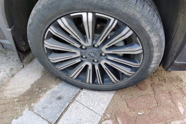 Used CHANGAN OSHAN X5 2021 1.5T DCT Prestige Edition Right Front Wheel Hub