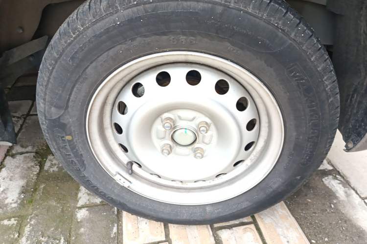 Used CHANGAN KUAYUE Xing V3 2023 1.5L Gasoline Luxury 6-Seater Passenger Vehicle Right Front Wheel Hub