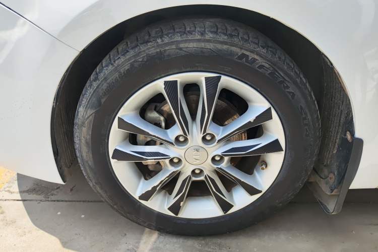 Used Kia K3 2016 1.6L Automatic GLS Left Front Wheel Hub
