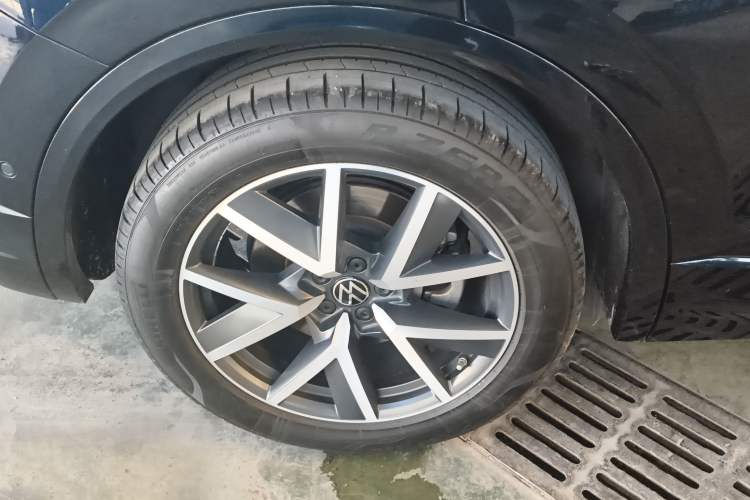 Used Volkswagen Touareg 2021 3.0 TSI Prestige Edition Classic Sport Package Right Rear Wheel Hub