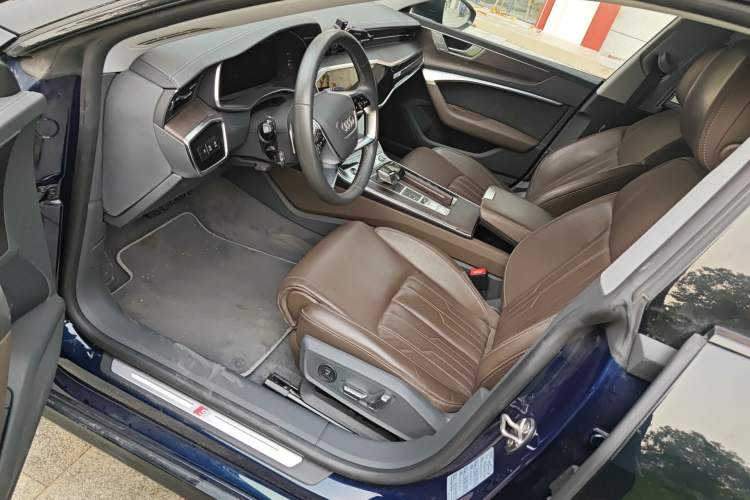 Used Audi A7L 2022 55 TFSI quattro S-line Zhiyuan Crystal Flow Package
