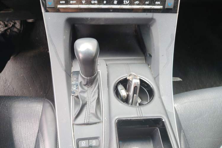 Used Toyota Avalon 2019 2.0L Luxury Edition China VI Standard Gear Lever