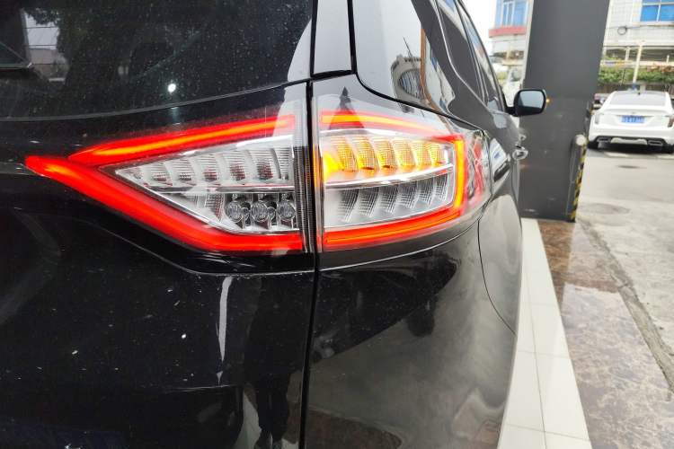 Used Ford Edge 2018 Facelifted EcoBoost 245 Two-Wheel-Drive Platinum Edition 5 Seats China V Emission Standard
