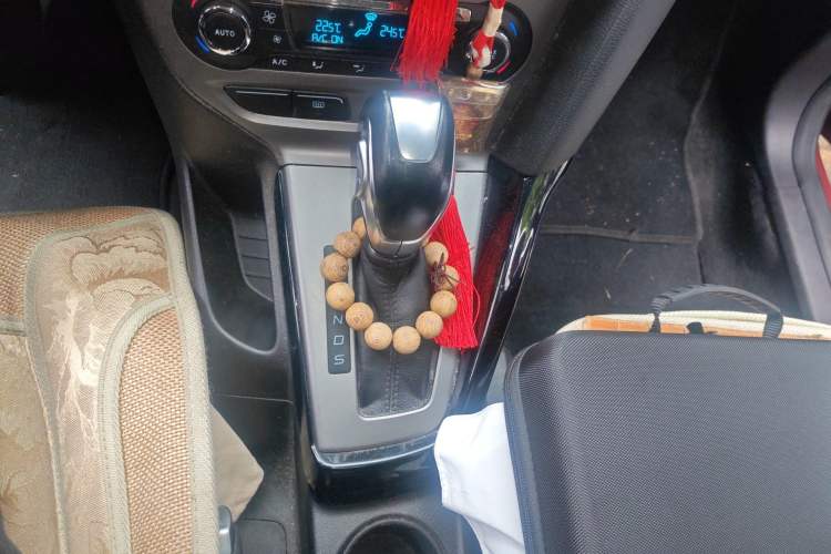 Used Ford Focus 2012 Sedan 1.6L Automatic Fashion Edition Gear Lever