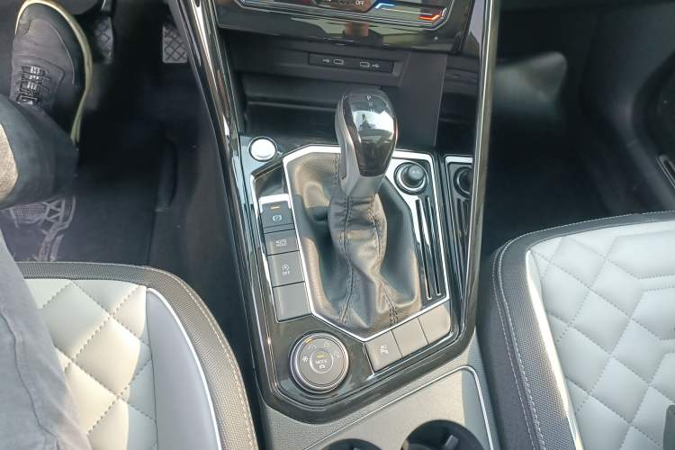 Used Volkswagen Tayron 2023 Revised Version 380TSI All-Wheel Drive R-Line High-Energy Edition Gear Lever