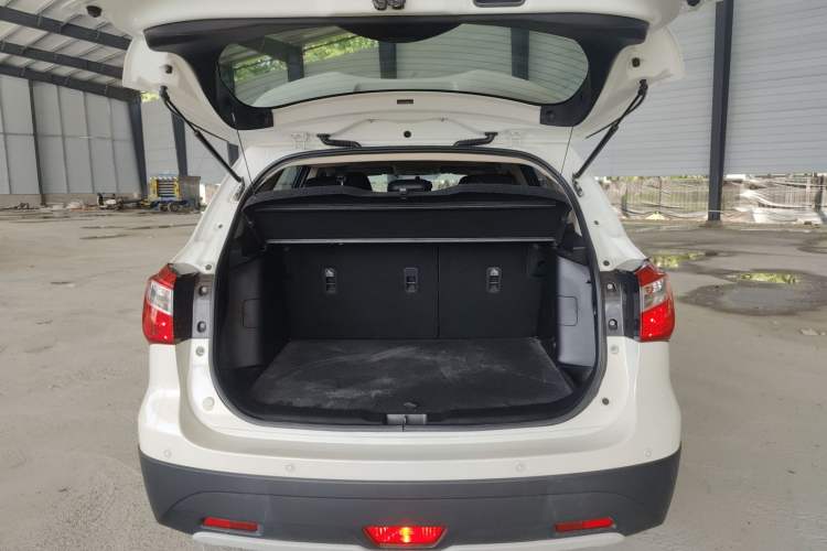 Used Suzuki S-Cross 2015 1.6L CVT Two-Wheel Drive Elite Version Trunk