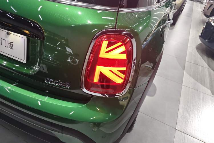 Used MINI MINI 2023 1.5T COOPER Artist Five-Door Edition
