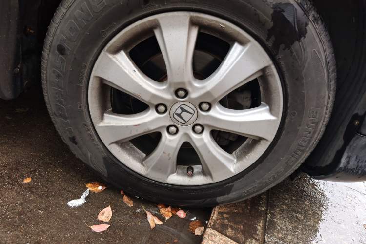 Used Honda CR-V 2012 2.0L two-wheel drive urban version Right Front Wheel Hub