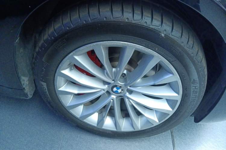 Used BMW 5 Series 2021 Updated Version 525Li Luxury Package Right Front Wheel Hub