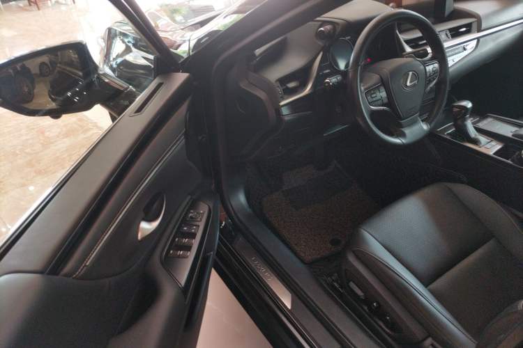 Used Lexus ES 2020 300h Premier Edition
