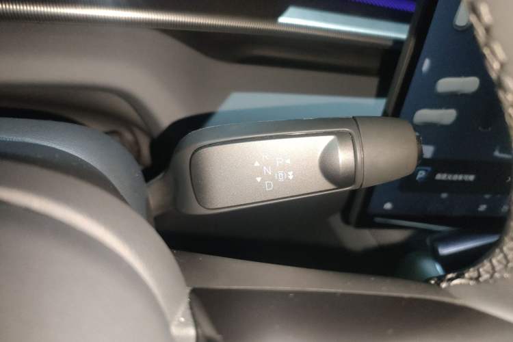 Used XPeng P7 2025 Model—702 Long Range Ultra Gear Lever