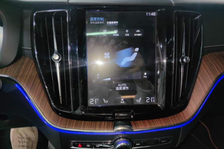 Used Volvo XC60 New Energy 2019 T8 E-Drive Hybrid Intelligent Luxury Sport Edition China V Standard Audio And AC Panel