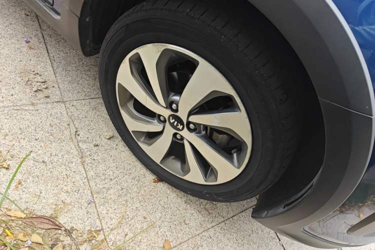 Used Kia KX Cross 2017 1.4L AT GLS Right Front Wheel Hub