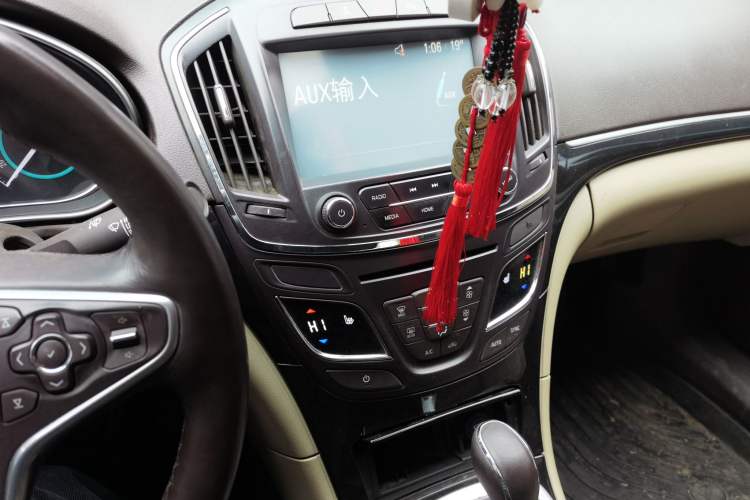 Used Buick Regal 2015 2.0L Elite Fashion Edition Audio And AC Panel