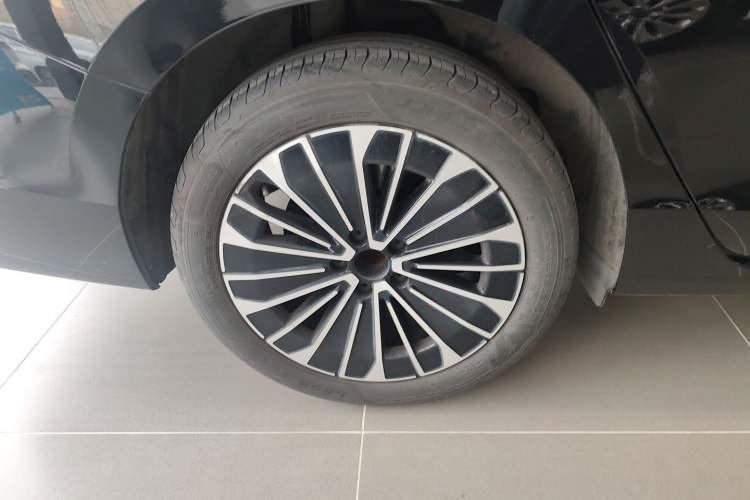 Used Volkswagen Magotan 2024 380TSI DSG Prestige Edition DaMai Package Right Rear Wheel Hub