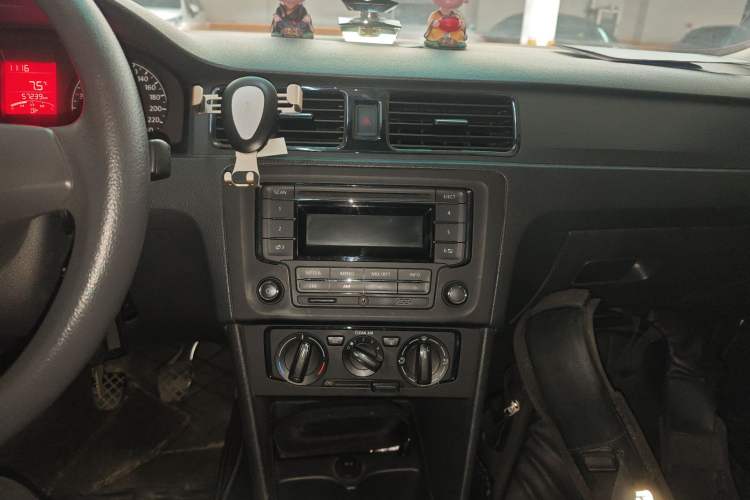 Used Volkswagen Santana 2015 1.6L Manual Fashion Edition
