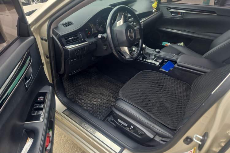 Used Lexus ES 2015 300h Comfort Edition
