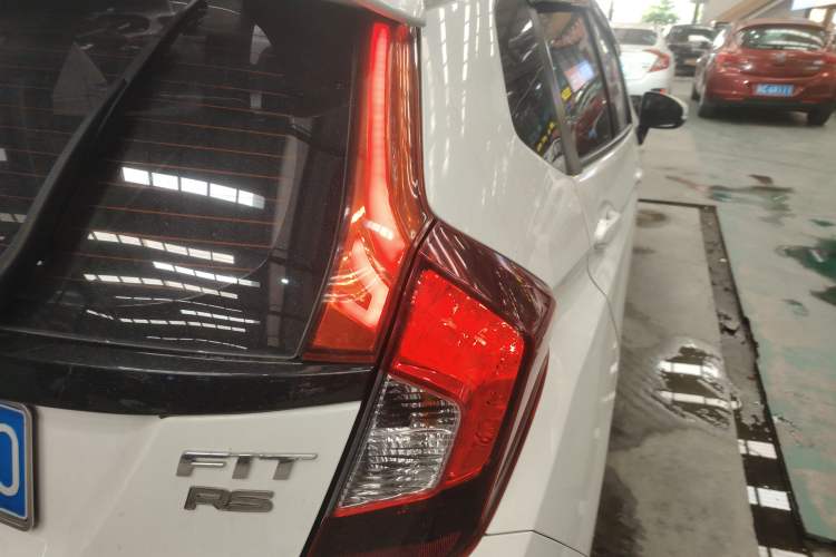 Used Honda Fit 2018 1.5L CVT Comfort Sunroof Version Exterior 3