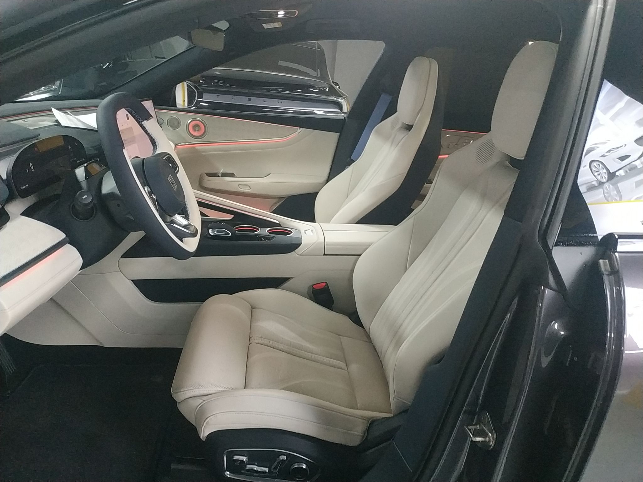 المقاعد الأمامية داخل السيارة