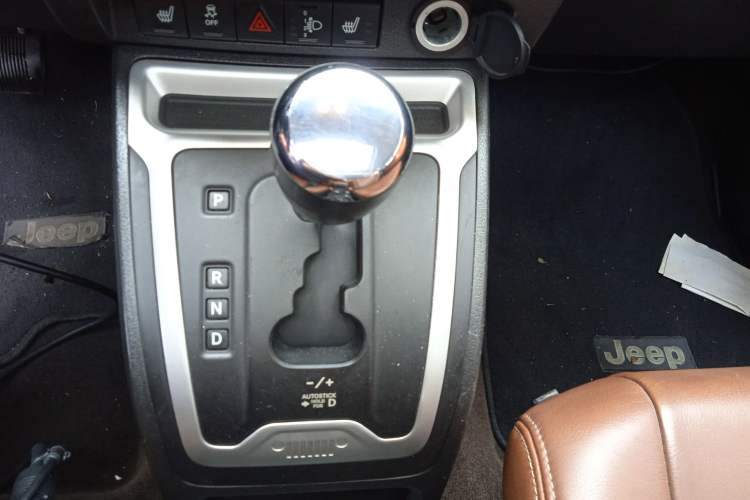 Used Jeep Compass 2014 2.4L four-wheel drive luxury version Gear Lever