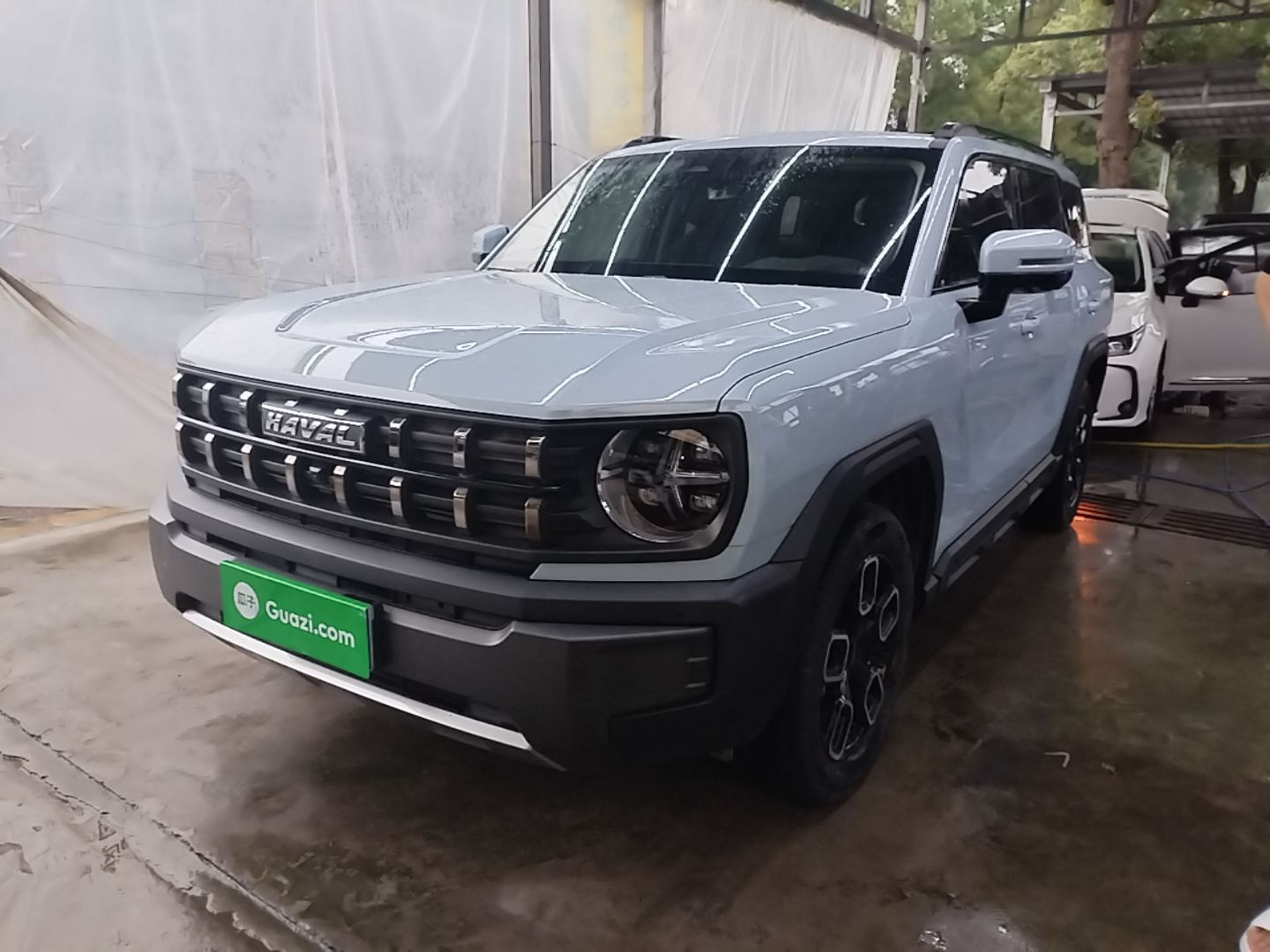 Под передней частью автомобиля