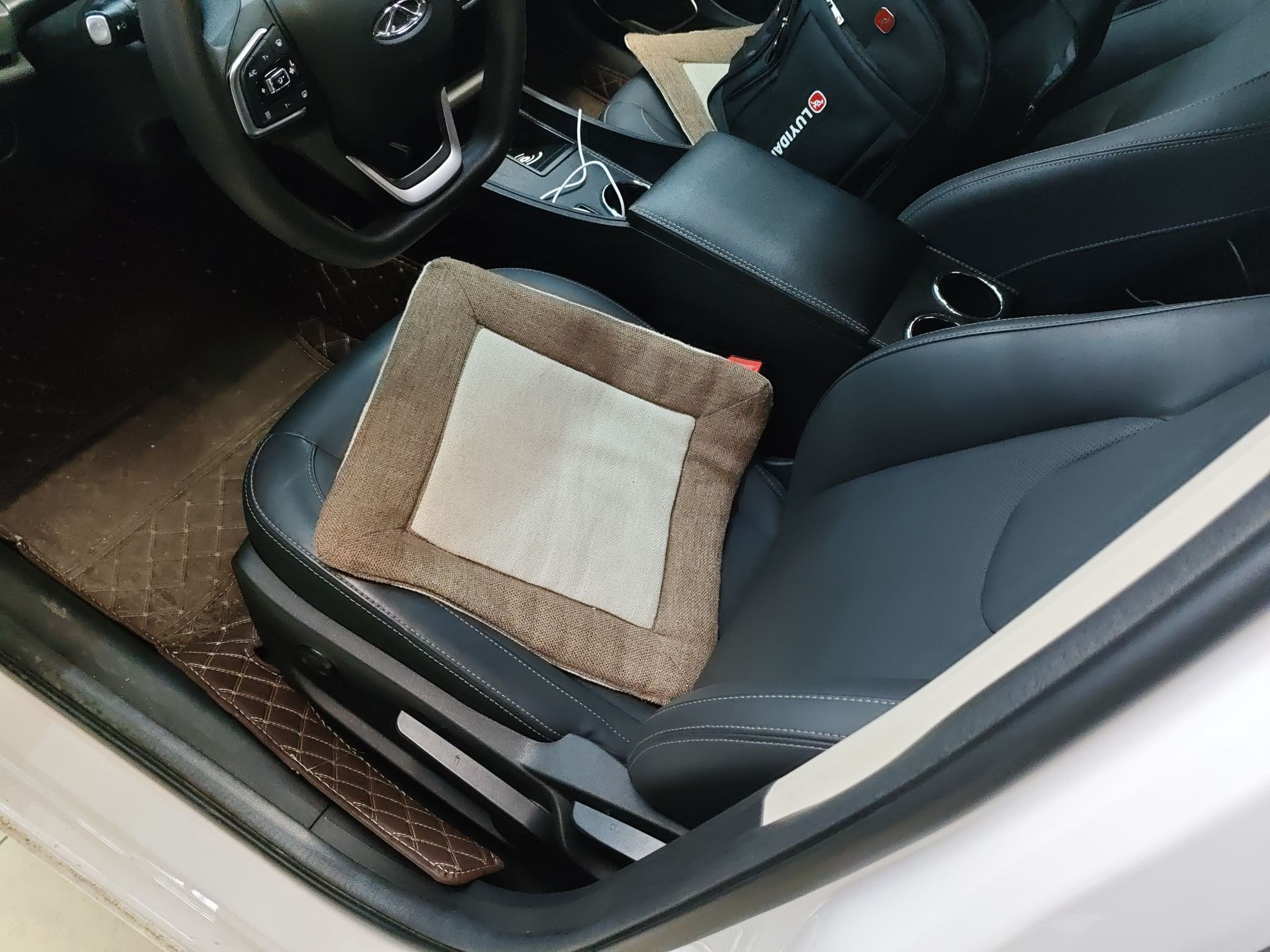 المقاعد الأمامية داخل السيارة