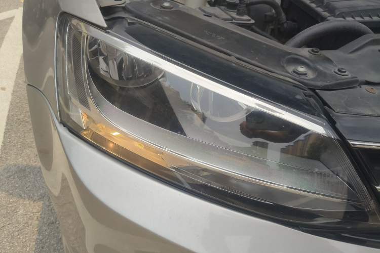 Used Volkswagen Sagitar 2015 1.6L Manual Comfort Model Right Front Headlight