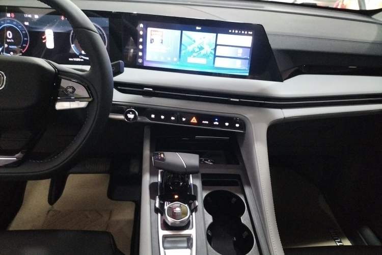 Used CHANGAN CS75 PLUS 2024 3rd Generation Champion Edition 1.5T Intelligent Drive Dynamic Model Audio And AC Panel