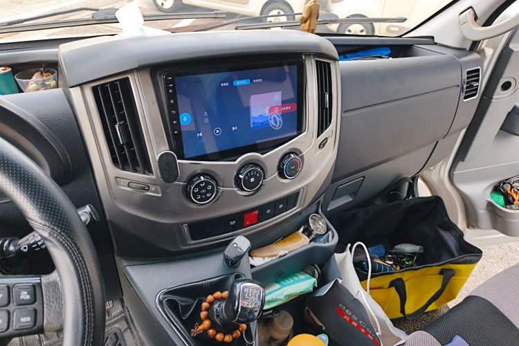 Used Dongfeng Yufeng 2021 2.4T Rear-Drive Logistics Vehicle Long Wheelbase High Roof Dual Rear Tires 6–9 Seats China VI Emission Standard YCY24140-60
