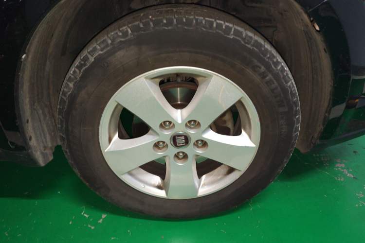 Used Fiat Freemont 2012 2.4L Luxury Edition Right Front Wheel Hub