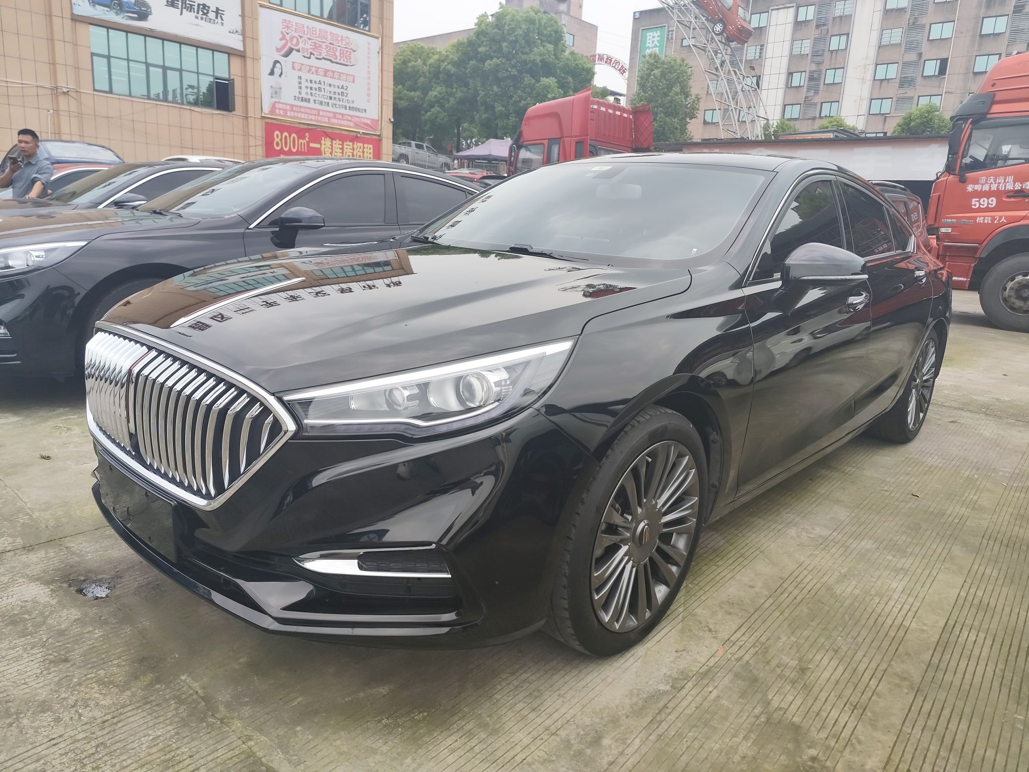 تحت مقدمة السيارة