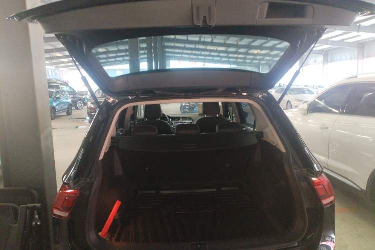 Used Volkswagen Tiguan L 2018 330TSI Automatic Two-Wheel Drive Luxury Edition Trunk