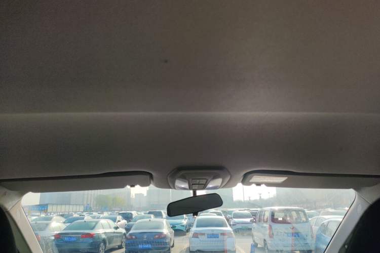 Used SAIC MAXUS Xintu V70 2023 2.0T Elite Edition Manual Transmission Short Wheelbase Low Roof 5/6 Seats (125 hp) Headliner