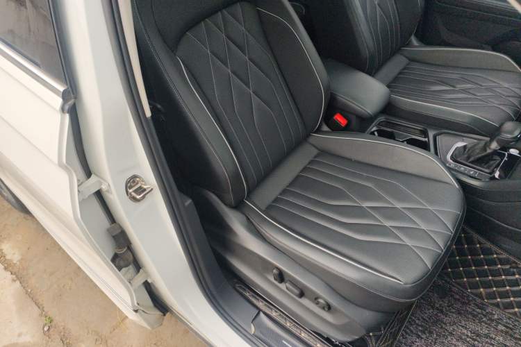 Used Volkswagen Tiguan L 2023 Restyled 330TSI Automatic Two-Wheel Drive R-Line Enhanced Comfort Version Right Front Seat