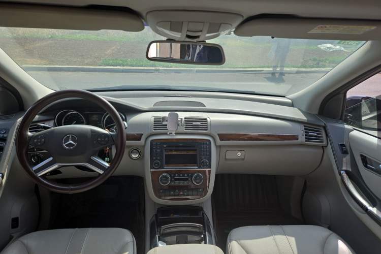 Used Mercedes-Benz R-Class 2011 R 350 L 4MATIC Center Console