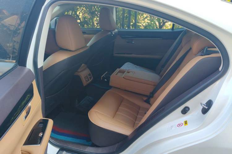 Used Lexus ES 2015 300h Comfort Edition
