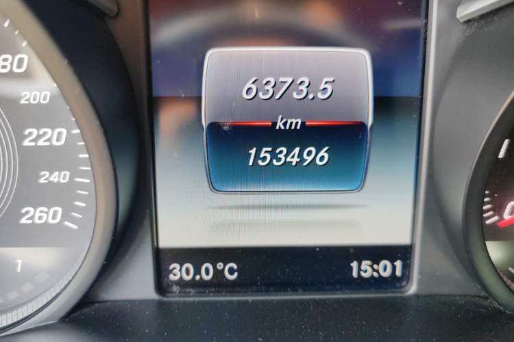 Used Mercedes-Benz V-Class 2017 V 260 Avantgarde Edition Odometer Close Up