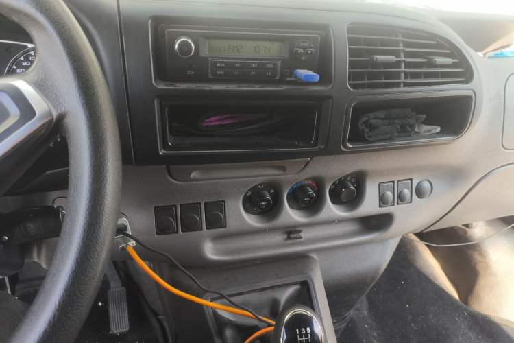 Used JMC Transit 2019 2.8T Commercial Version Long Wheelbase Mid-Roof 6-Seater Rear Single Tire China VI Emission Standard – JX493