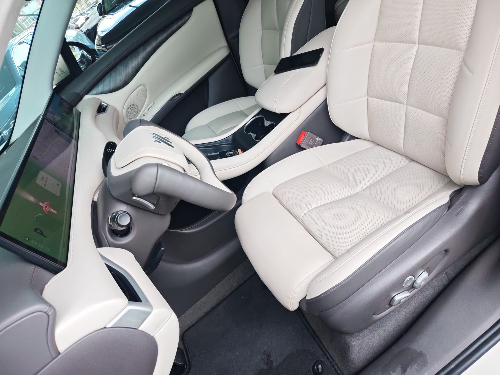 Переднее сиденье в автомобиле