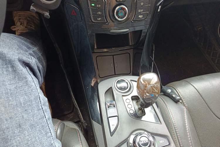 Used BYD Qin New Energy 2014 1.5T Flagship Model Gear Lever