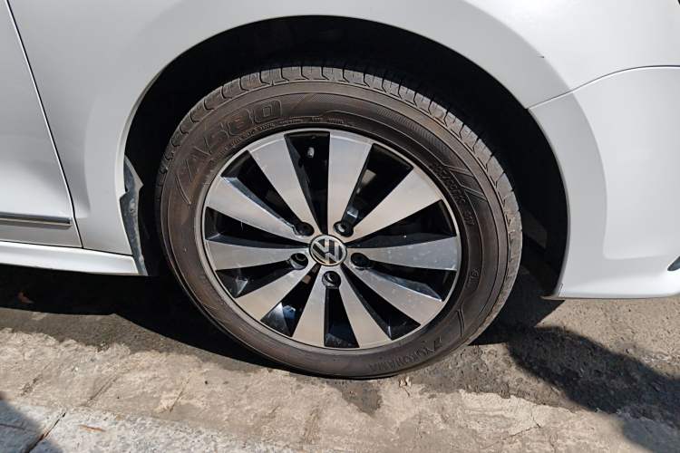 Used Volkswagen Sagitar 2018 1.6L Automatic Comfort Model Right Front Wheel Hub