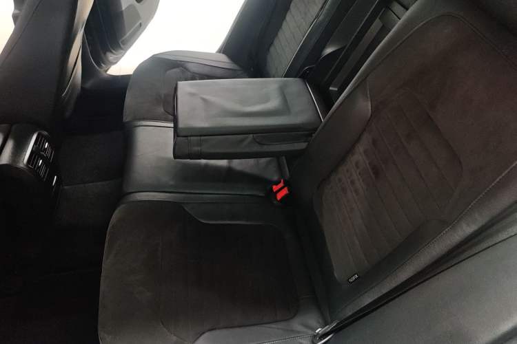 Used Volkswagen Magotan 2012 Travel Edition 2.0 TSI Comfort Version Left Rear Seat