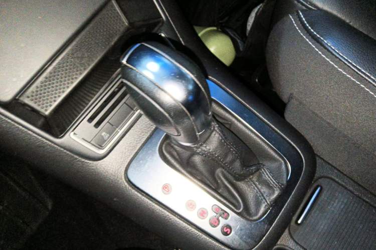 Used Volkswagen Tiguan 2017 300TSI Automatic Two-Wheel Drive Silk Road Comfort Edition Gear Lever