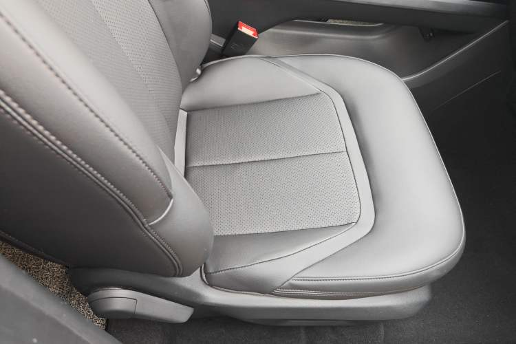 Used Wuling E5 2024 410 km Standard Version Right Front Seat