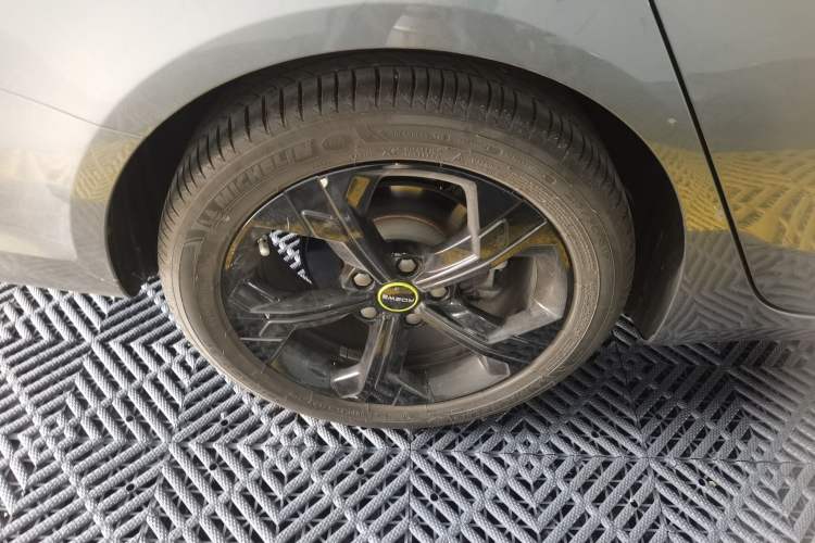 Used Roewe i6 MAX 2020 300TGI Automatic "Swell Cool Smart Drive" Edition Right Rear Wheel Hub