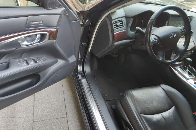 Used Infiniti Q70 2013 Q70L 2.5L Comfort Edition
