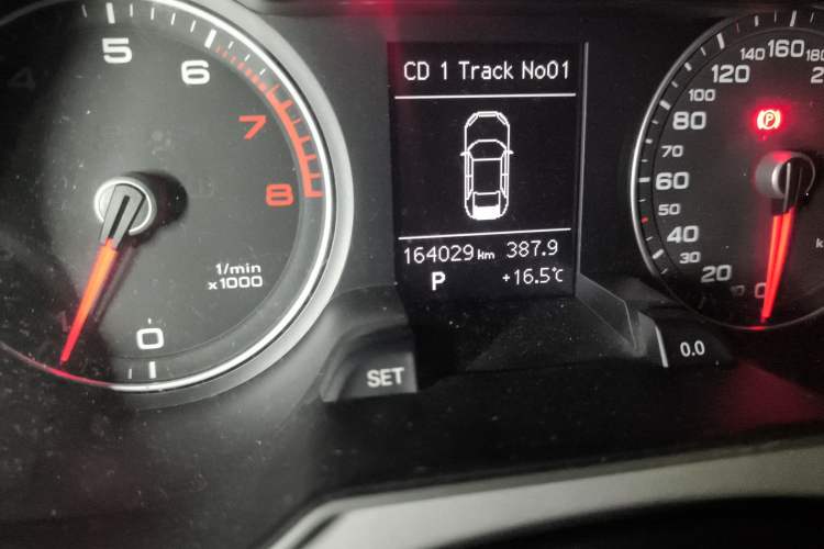 Used Audi A4L 2013 35 TFSI Automatic Standard Model Odometer Close Up