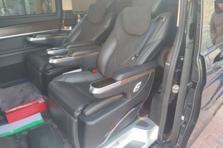 Used Mercedes-Benz V-Class 2021 V 260 Avantgarde Edition