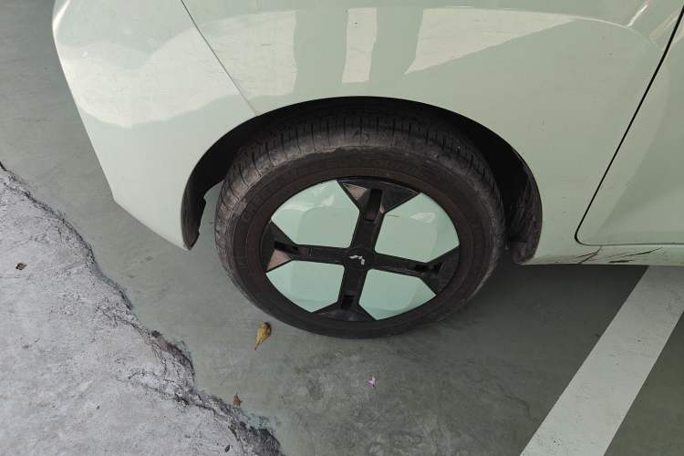 Used Wuling Hongguang MINIEV 2021 Macaron Fashion Model Lithium Iron Phosphate Left Front Wheel Hub
